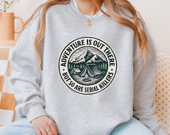 Lustiges Camping Crewneck Sweatshirt: Abenteuer & Serienmörder - Gildan 18000 Unisex