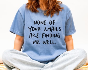 Camiseta de trabajo sarcástica y divertida: "Ninguno de tus correos electrónicos te da comodidad en colores".