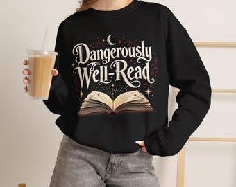 Bluza z kapturem dla miłośników książek | Bluza z okrągłym dekoltem Dangerously Well Read | Bluza z kapturem Dark Academia | Prezent dla Booktok | Prezent dla czytelnika | Przytulny książkowy