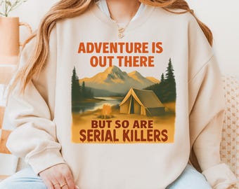 Lustiges Camping Crewneck Sweatshirt: Abenteuer & Serienmörder - Gildan 18000 Unisex