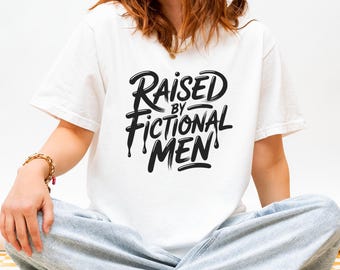 Maglietta Comfort Colors "Raised By Fictional Men" - Maglietta per lettori Booktok