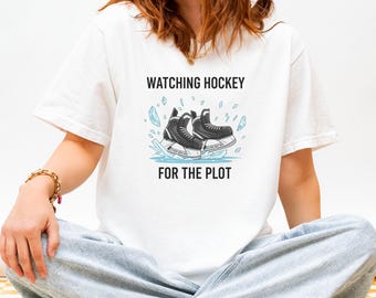 プロットのためにホッケーを観るTシャツ | ホッケーロマンスリーダーTシャツ | BookTokホッケー美学シャツ | IYKYKファンダムトップ