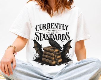 Camiseta "Actualmente arruinando mis estándares" / Camiseta para lectores de BookTok / Camiseta para hombres de ficción / Regalo para lectores de novelas románticas / Comfort Colors 1717 / Camiseta para amantes de los libros