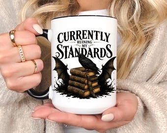 Taza "Actualmente arruinando mis estándares" / Taza de café BookTok / Regalo para lectores de novelas románticas / Taza para amantes de las novelas románticas / 11 oz 15 oz