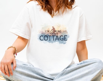 コテージへ行こうシャツ | ホッケーロマンスリーダーTシャツ | BookTokホッケー美学シャツ | IYKYKファンダムトップ