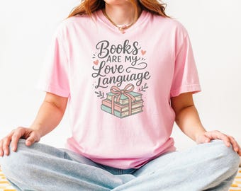 本好きのためのシャツ｜本は私の愛の言語Tシャツ｜ロマンス小説好きへのギフト｜読書好きのための心地よい色シャツ｜本の虫のグラフィックTシャツ