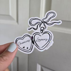 Adesivo in vinile "Nemici che diventano amanti" - Adesivo estetico impermeabile per laptop, bottiglie d'acqua, diari / Regalo per gli amanti dei libri