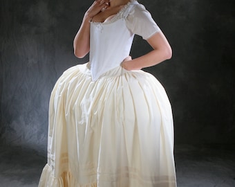 Conjunto de ropa interior histórica de María Antonieta, corsé, pannier, enagua, camisa, pantalones bombachos, traje del siglo XVIII c. 1770, Corte de Versalles