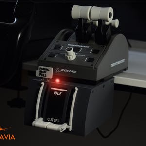 Puede incluir: Un cuadrante de acelerador gris y negro con una luz roja y el texto "PARKING BRAKE PULL" y "BOEING" en la parte delantera. El cuadrante de acelerador tiene una palanca con el texto "IDLE" y "CUTOFF" en ella.