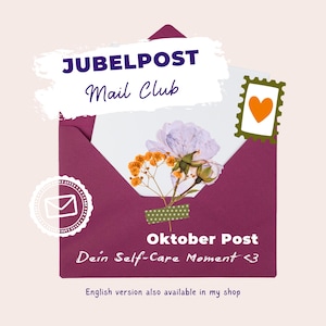 Könnte beinhalten: Ein dunkelrosa Umschlag mit einer weißen Karte, verziert mit gepressten Blumen, darunter eine hellviolette Blüte und orangefarbenes Schleierkraut. Der Text lautet JUBELPOST Mail Club, Oktober Post und Dein Self-Care Moment <3, mit Herz-Briefmarke.