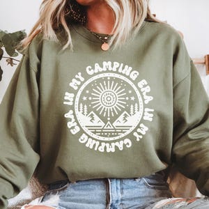 Divertente campeggio in formato SVG nella mia era di campeggio, design per maglietta per amanti del campeggio, idea regalo per avventurieri all'aria aperta, maglietta con citazione sul campeggio in formato SVG, idea regalo per escursioni