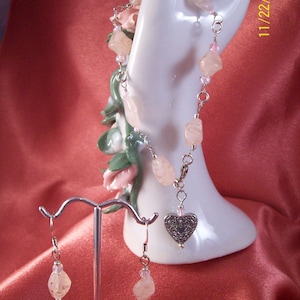 Set roze glazen werveling met draadgewikkelde lieverd kralenarmband en oorbellen