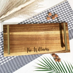 Plateau de service personnalisé avec poignées, plateau de service en bois, plateau de service gravé, cadeau pour couple, cadeau de mariage, table basse, décoration d'intérieur
