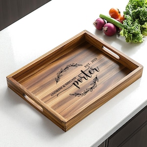 Plateau de service gravé personnalisé, planche à charcuterie avec poignées, plateau à café en bois de noyer, cadeau pour couple, cadeau de jeunes mariés, plateau d'anniversaire