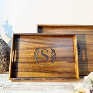 Plateau de service en bois, plateau de service personnalisé gravé avec poignées, plateau à café personnalisé en noyer, cadeau de Noël, cadeau de douche nuptiale, cadeau de mariage