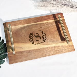 Plateau de service en bois personnalisé, plateau pour le petit-déjeuner au lit, plateau à café avec poignée, cadeau de pendaison de crémaillère, cadeaux de cuisine personnalisés