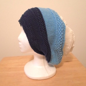 Slouchy Hat - Handgestrickte Mütze in Marineblau, Hellblau und Weiß - Größe XXL