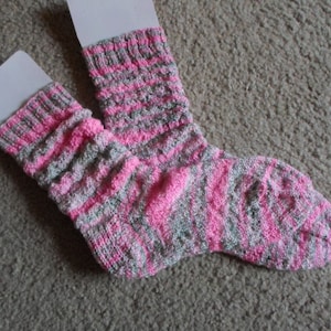 Chaussettes tricotées à la main - Laine mérinos - Bandes auto-rayantes roses et grises - Taille 7 US femmes / 5,5 US hommes