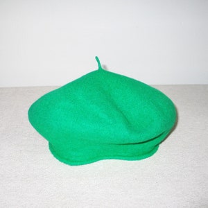 Vintage 1940s Green Wool Felt Shaped Beret Hat with Pumpkin Stem Top Knot VFG image 6