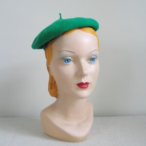 Vintage 1940s Green Wool Felt Shaped Beret Hat with Pumpkin Stem Top Knot VFG image 3