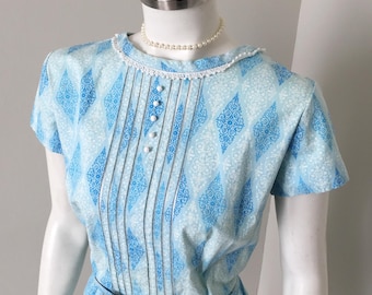 Vintage 1960s Blue and White Blue Harlequin Scroll Print Sheath Dress M B42 VFG