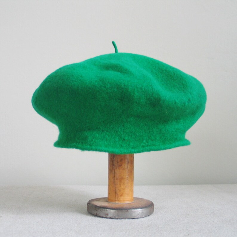 Vintage 1940s Green Wool Felt Shaped Beret Hat with Pumpkin Stem Top Knot VFG image 2