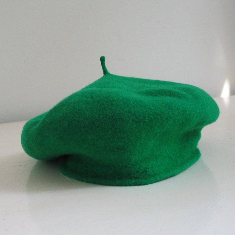 Vintage 1940s Green Wool Felt Shaped Beret Hat with Pumpkin Stem Top Knot VFG image 1