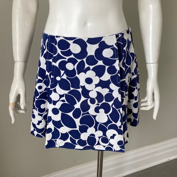 Vintage 1960s Navy Blue and White Op Art Flower Print Culottes Skort Shorts M VFG