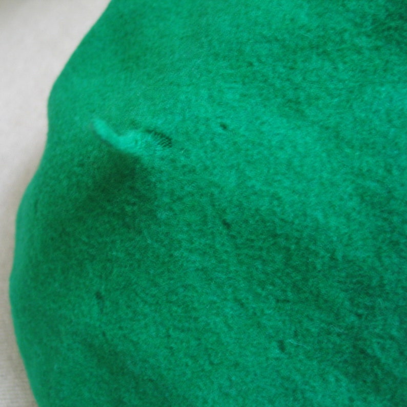 Vintage 1940s Green Wool Felt Shaped Beret Hat with Pumpkin Stem Top Knot VFG image 5