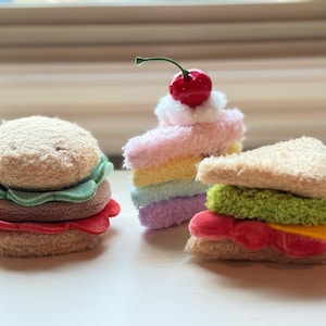 Mini peluche a forma di cibo, ciondolo per borsa in tessuto morbido. Giocattolo squishy, regalo per bambini, regalo unico per un amico buongustaio. Portachiavi con panino, hamburger e torta.