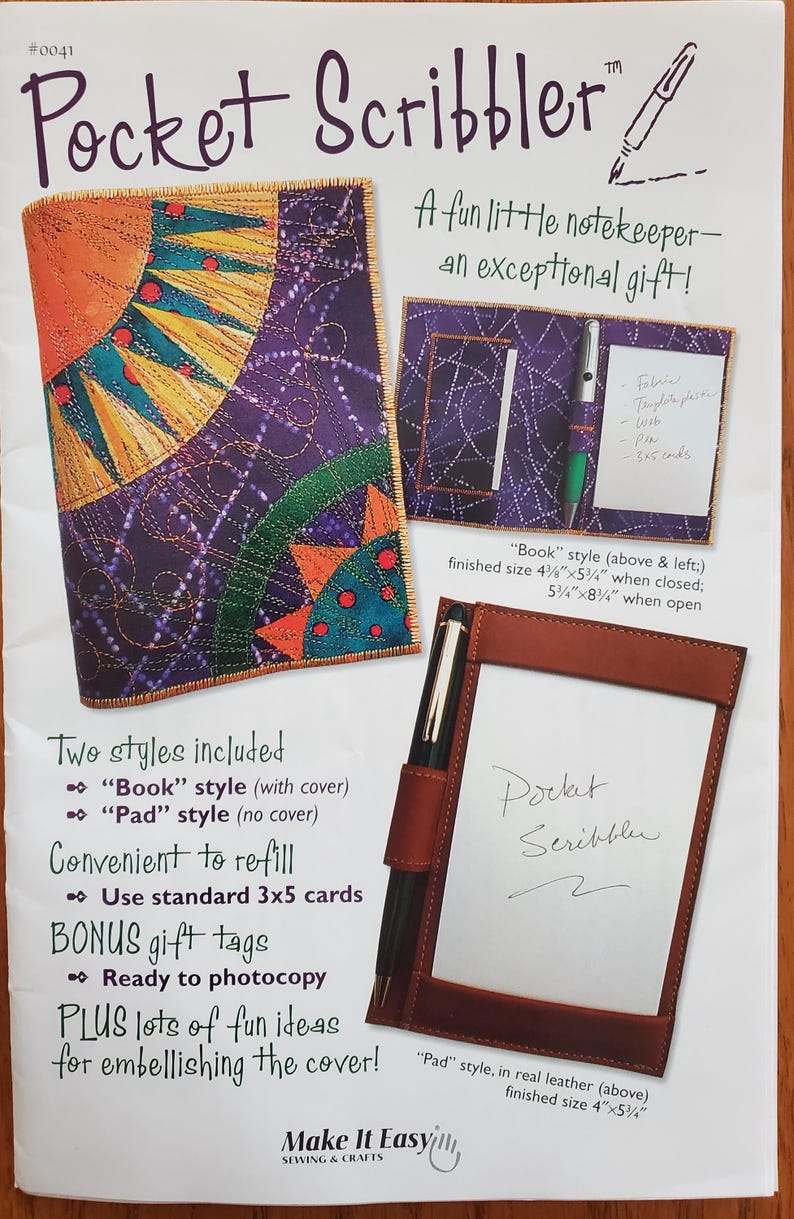 Puede incluir: Imagen promocional para un kit de cuaderno "Pocket Scribbler". La imagen muestra dos estilos: un estilo libro con tapa y un estilo bloc de notas en cuero genuino. El estilo libro mide 10.5cm x 14.6cm cerrado. El kit incluye etiquetas de regalo.