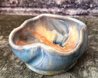 Tazón de caramelo de cerámica hecho a mano en azul y rosa por Hurricane Pottery