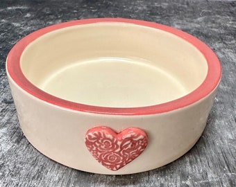 Posavasos de cerámica de porcelana rosa para botella de vino recortado, adornado con un corazón. Regalo del día de San Valentín.