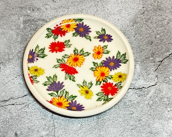 Plato de cerámica hecho a mano con flores. Guardián de joyas, pastillero o reposacucharas.