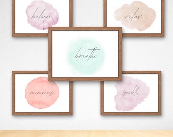 Whispers (5er Set) – Aquarell Wort Kunstdrucke | Minimalistische Wanddekoration | Sie ruhig druckbare Poster | Mix & Match Digital Download Set