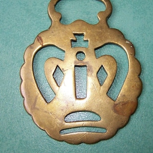 Antique Victorian Queen&#39;s Crown Horse Brass