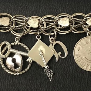 Pulsera de dijes de plata de ley, década de 1960 y 1970, 11 dijes, plata de ley 925, vintage, feliz aniversario, jefe indio, graduado de Alberta, tortolitos, diploma