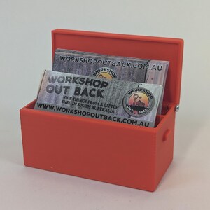 Porte-cartes de visite Tiny Toolbox. La boîte à outils miniature peut contenir deux piles de cartes de visite et de visite. Idéal pour l'atelier ou le bureau de service.