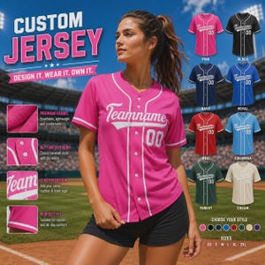 Peut inclure: Une femme porte un maillot de baseball rose avec des détails blancs, le texte "Teamname" et le numéro "00". L'image présente également des options de couleurs : rose, noir, marine, royal, rouge, columbia, forêt et crème. Le texte "CUSTOM JERSEY" est en haut.
