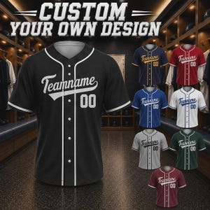 Peut inclure: Plusieurs maillots de baseball de différentes couleurs, dont noir, marine, rouge, bleu, blanc, gris et vert. Chaque maillot affiche le texte "Teamname" et le numéro "00". L'image présente également le texte "CUSTOM YOUR OWN DESIGN".
