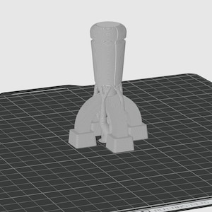 Puede incluir: Objeto gris claro impreso en 3D con una parte superior cilíndrica y una base de trípode. El objeto tiene una superficie texturizada y parece ser un prototipo o modelo. Se coloca sobre una superficie de rejilla negra.