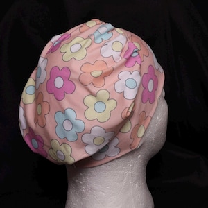 Helle und bunte weiche & dehnbare Scrub-Kappe mit Blumenmuster