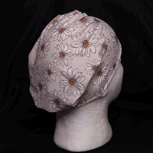 Warme herbstliche weiche & dehnbare Scrub-Kappe mit Blumenmuster