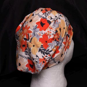 Herbstlich weiche & dehnbare Scrub Cap mit Blumenmuster