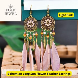 Boucles d'oreilles plumes roses, pendentif floral doré avec perles et accents tribaux, bijoux bohème chic légers pour festivals ou cadeaux
