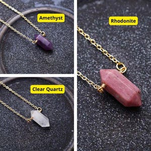 Puede incluir: Primer plano de tres collares con piedras preciosas. Los collares tienen cadenas doradas y colgantes de amatista, rodonita y cuarzo transparente. La amatista es de color púrpura oscuro, la rodonita es rosa y el cuarzo transparente es blanco translúcido.