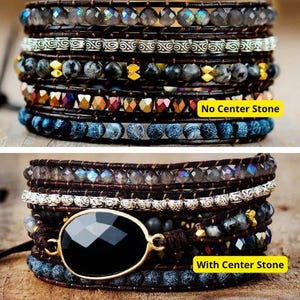 Könnte beinhalten: Zwei Lederarmbänder mit Edelsteinperlen. Das obere Armband hat keinen Mittel-Stein, während das untere Armband einen großen schwarzen Edelstein in der Mitte hat. Beide Armbänder haben eine Reihe von silbernen Metallperlen und eine Reihe von schillernden Perlen.