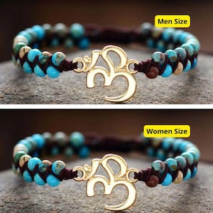 Puede incluir: Dos pulseras con cuentas turquesa y marrones y un dije de oro con el símbolo Om. Las pulseras están hechas con un cordón trenzado.