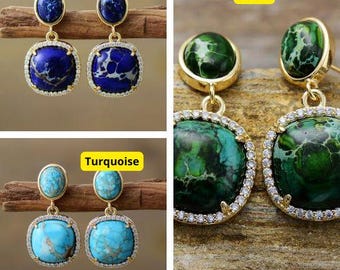 Puede incluir: Tres pares de pendientes colgantes con engastes de oro y piedras de diferentes colores. El primer par tiene piedras azules, el segundo par tiene piedras verdes y el tercer par tiene piedras turquesa.