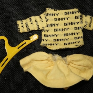 1950s Vogue Dolls Yellow Knit GINNY Top, falda con bragas adjuntas y percha